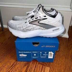 EUC Brooks Glycerin StealthFit 21 white gray black